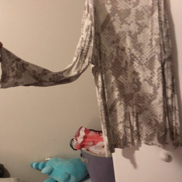 Cold shoulder snake print long sleeve top - Picture 2 of 5